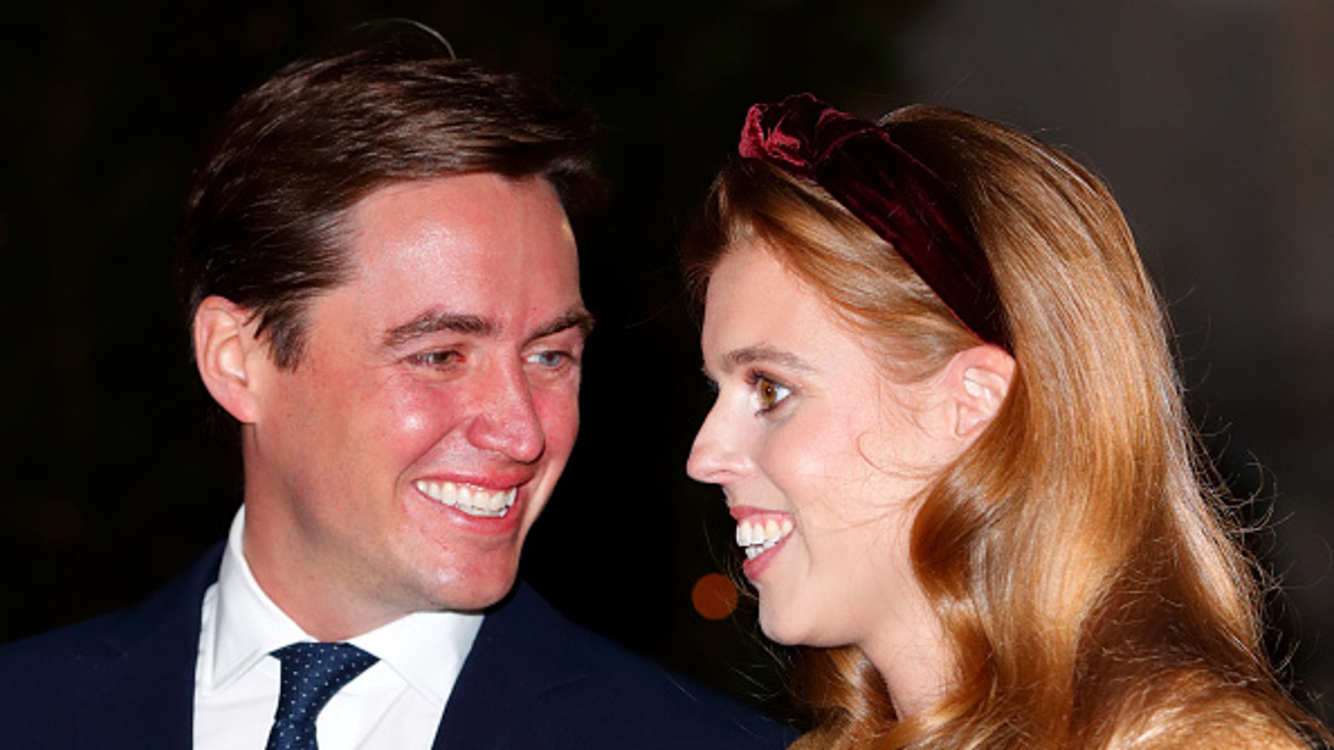 Edoardo Mapelli Mozzi y la princesa Beatriz asistiendo al servicio de villancicos celebrado en la abadía de Westminster el 8 de diciembre de 2021 en Londres, Inglaterra.