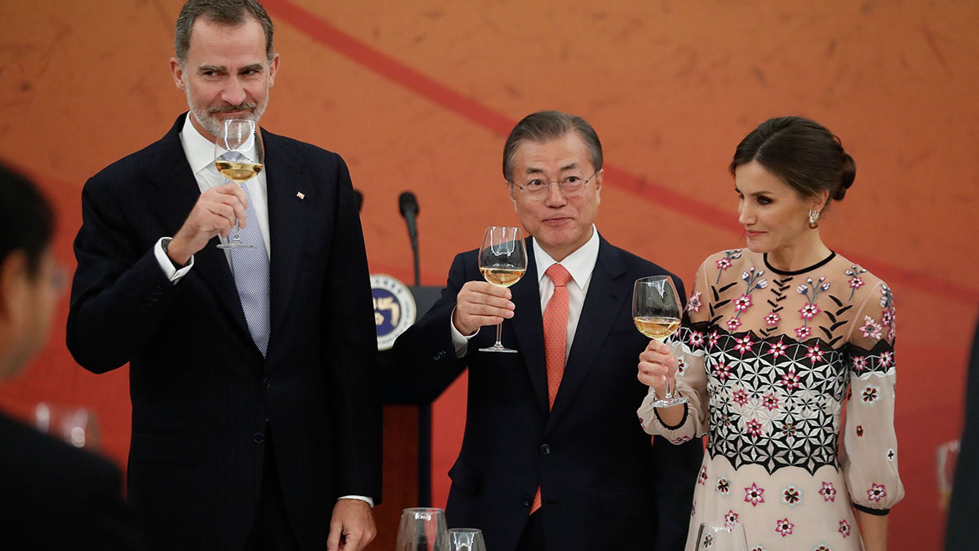 Los Reyes brindan con el presidente Moon Jae-in por las buenas relaciones con Corea