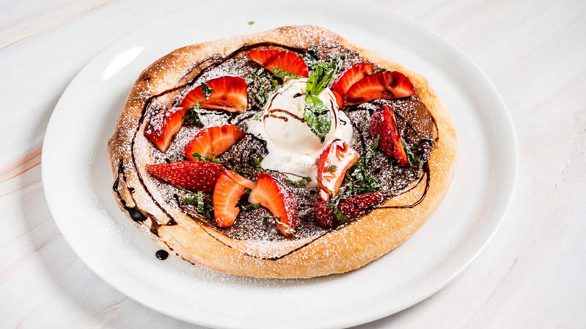 Pizza dulce de fresas y chocolate con helado