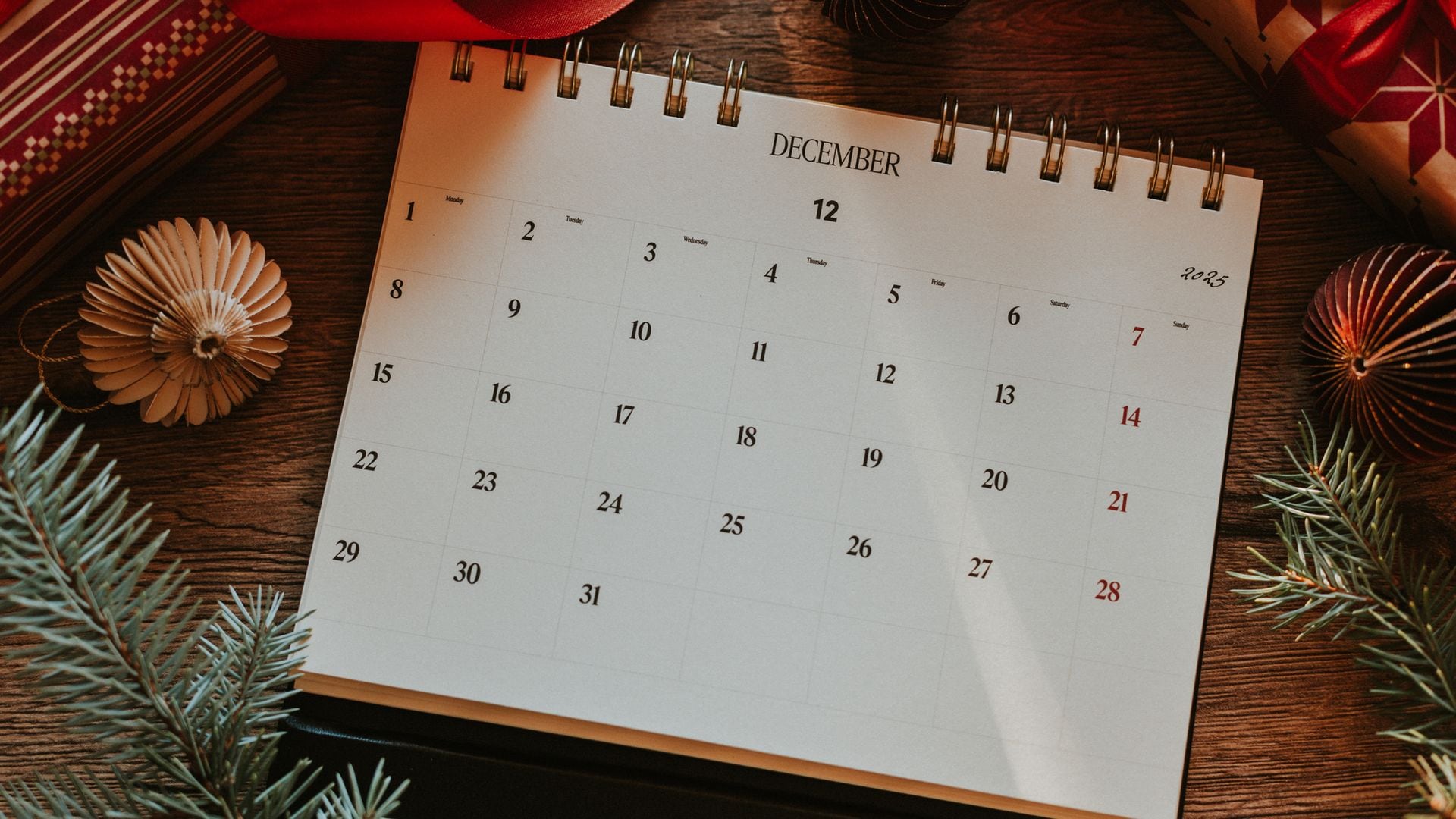Calendario de diciembre sobre mesa con regalos y detalles de Navidad