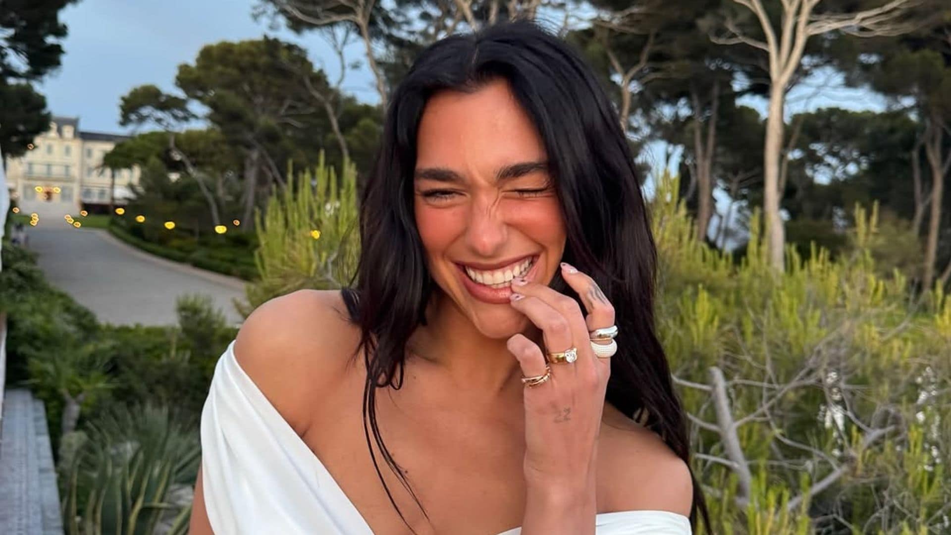 Manicura de flores sí, pero con actitud: así lleva Dua Lipa las daisy nails este verano