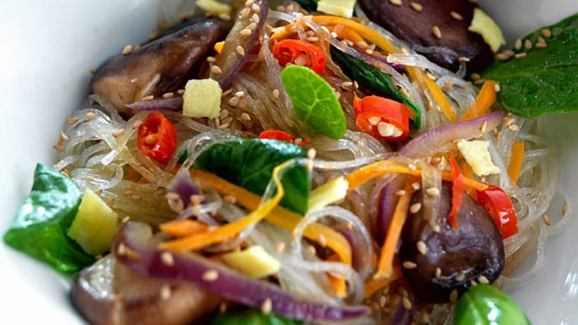 Fideos de celofan salteados con verduras al wok