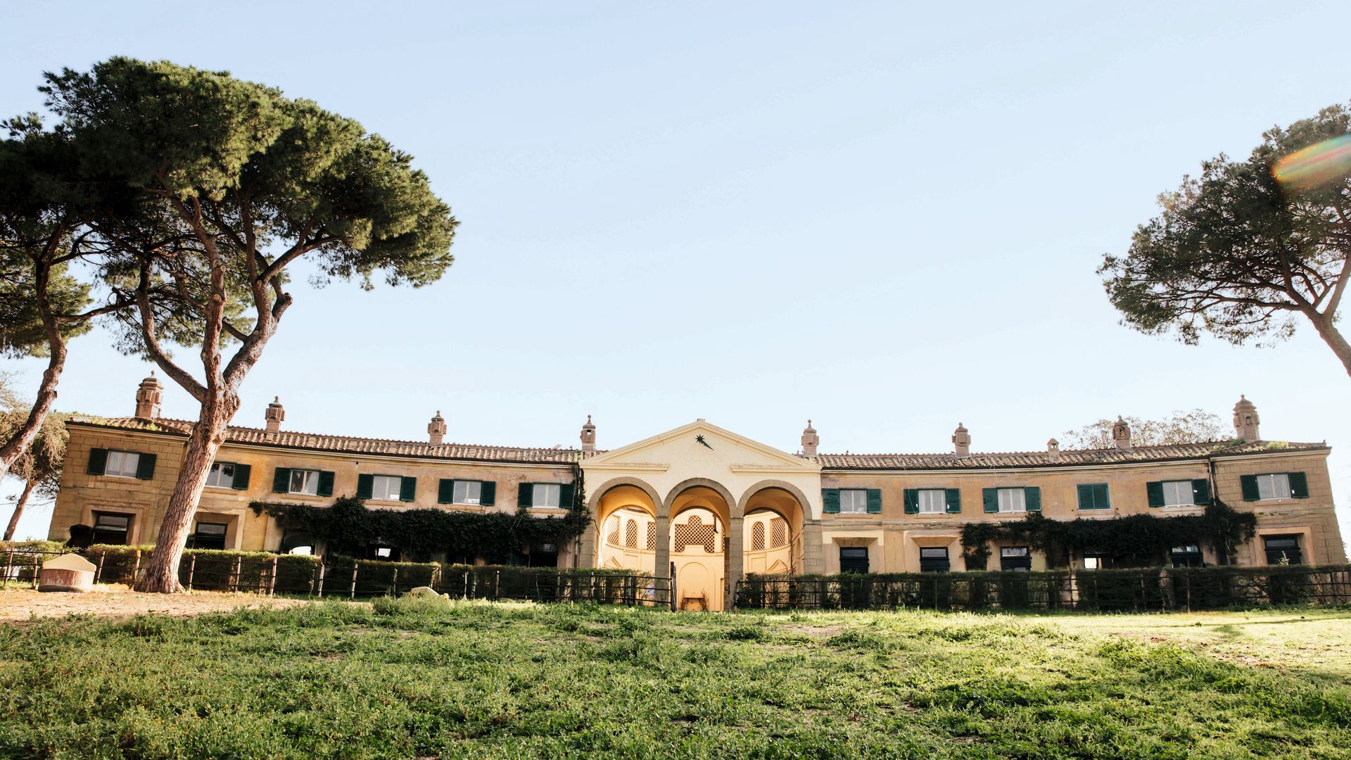 Maria Sole Torlonia, heredera de dos grandes dinastías italianas, nos abre las puertas de su majestuosa finca familiar
