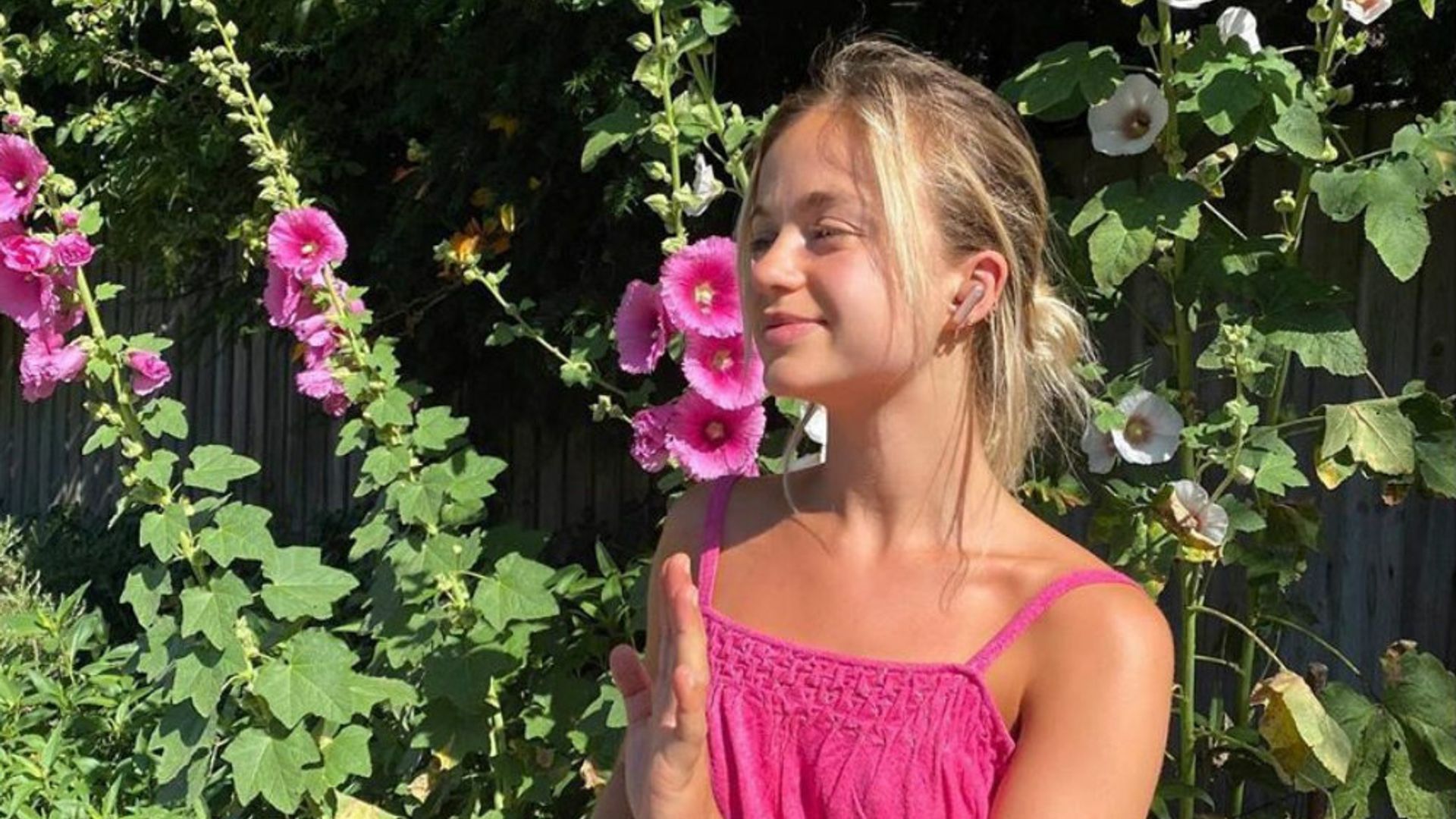 Amelia Windsor sabe cual es el color perfecto para un lookazo de invitada (seas rubia o morena)