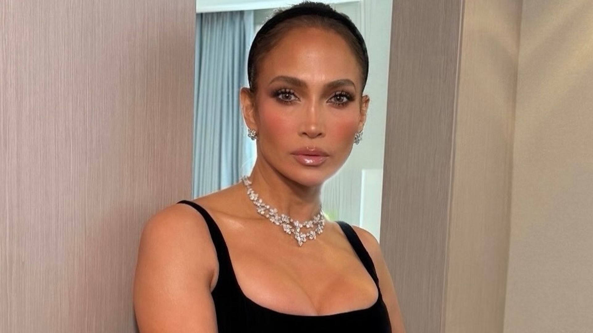 Jennifer Lopez con vestido negro de falda prinesa y gargantilla de diamantes