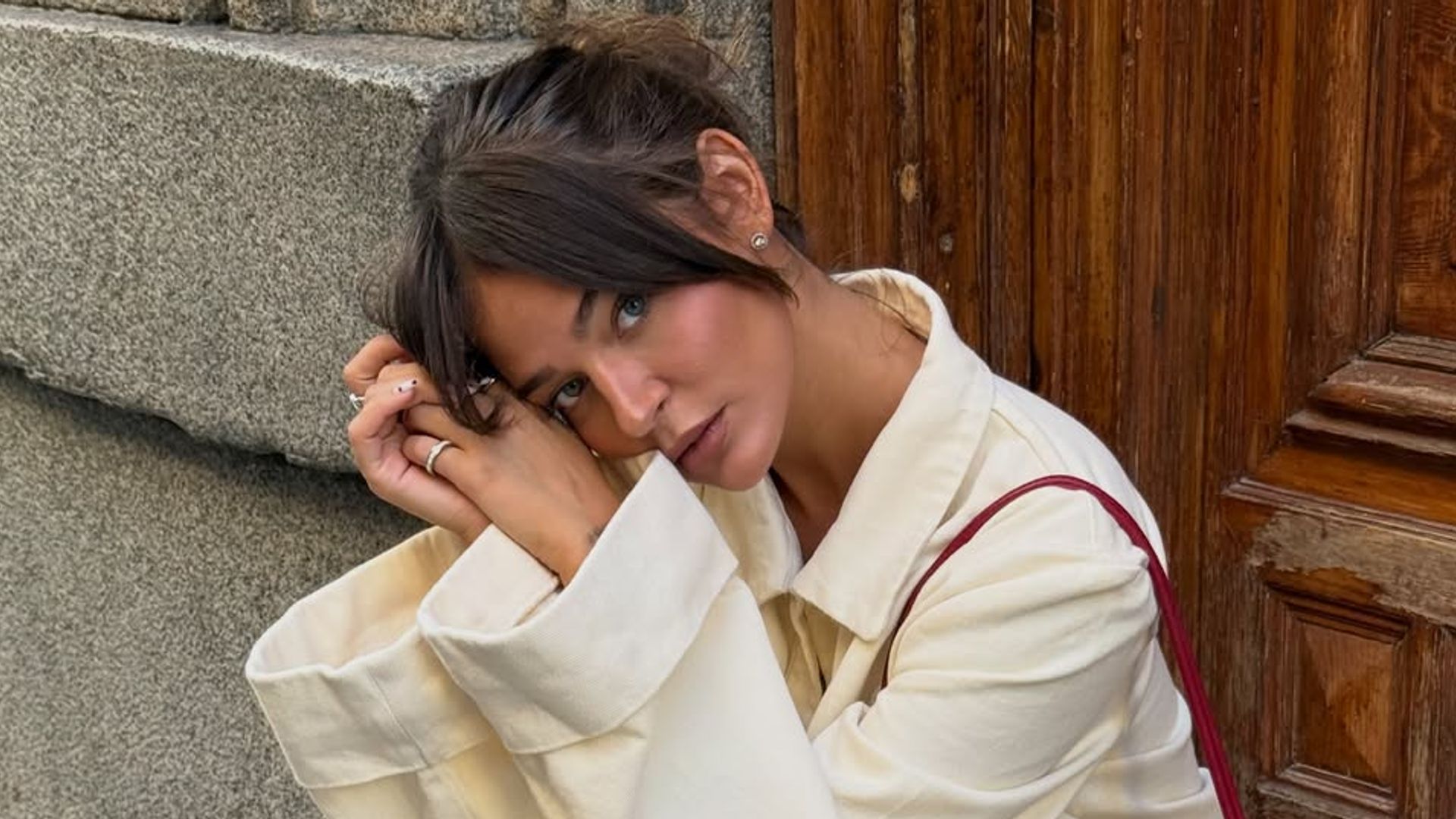 Laura Escanes posa en la calle con look relajado