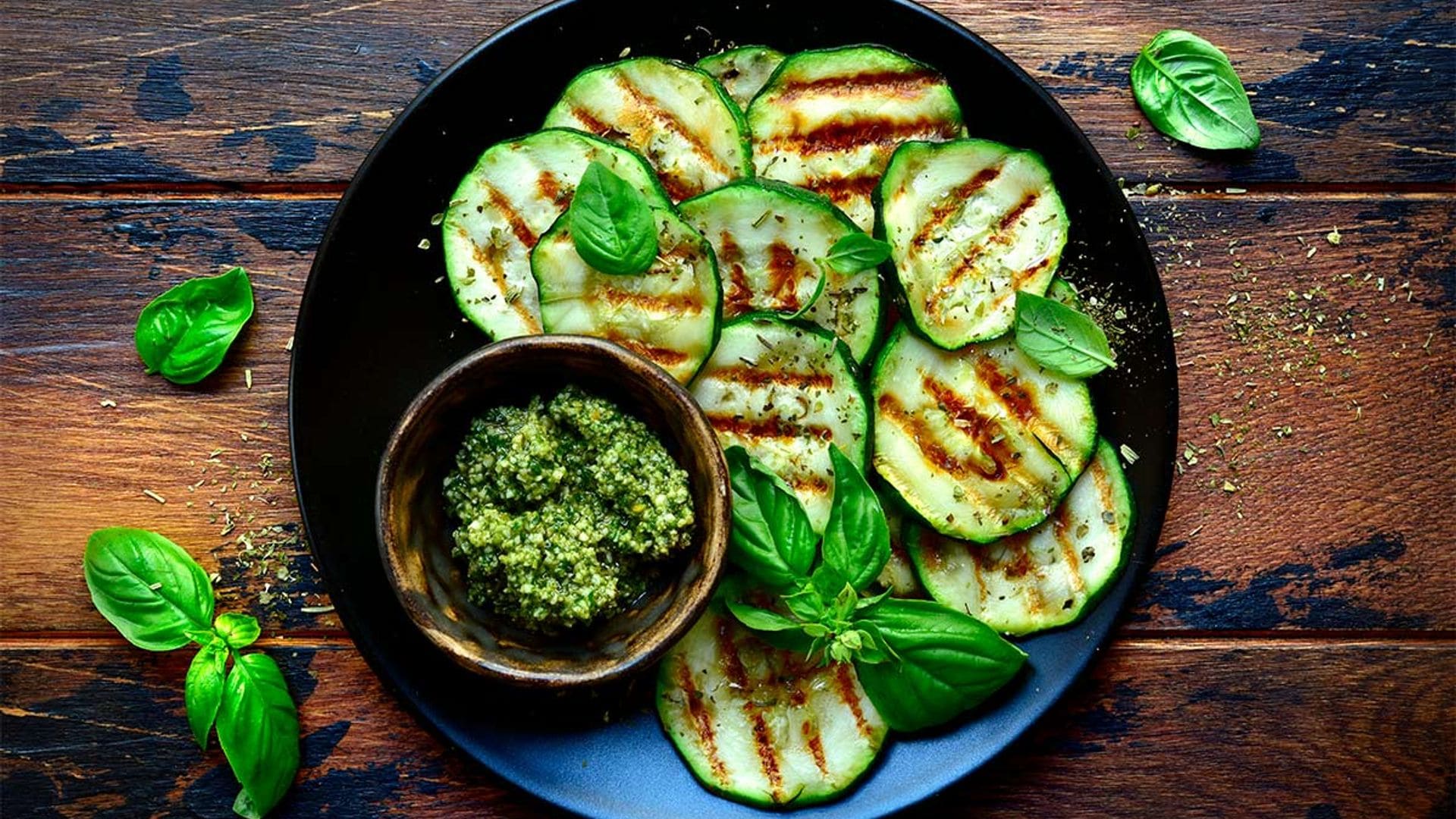 Calabacín a la brasa con pesto vegano