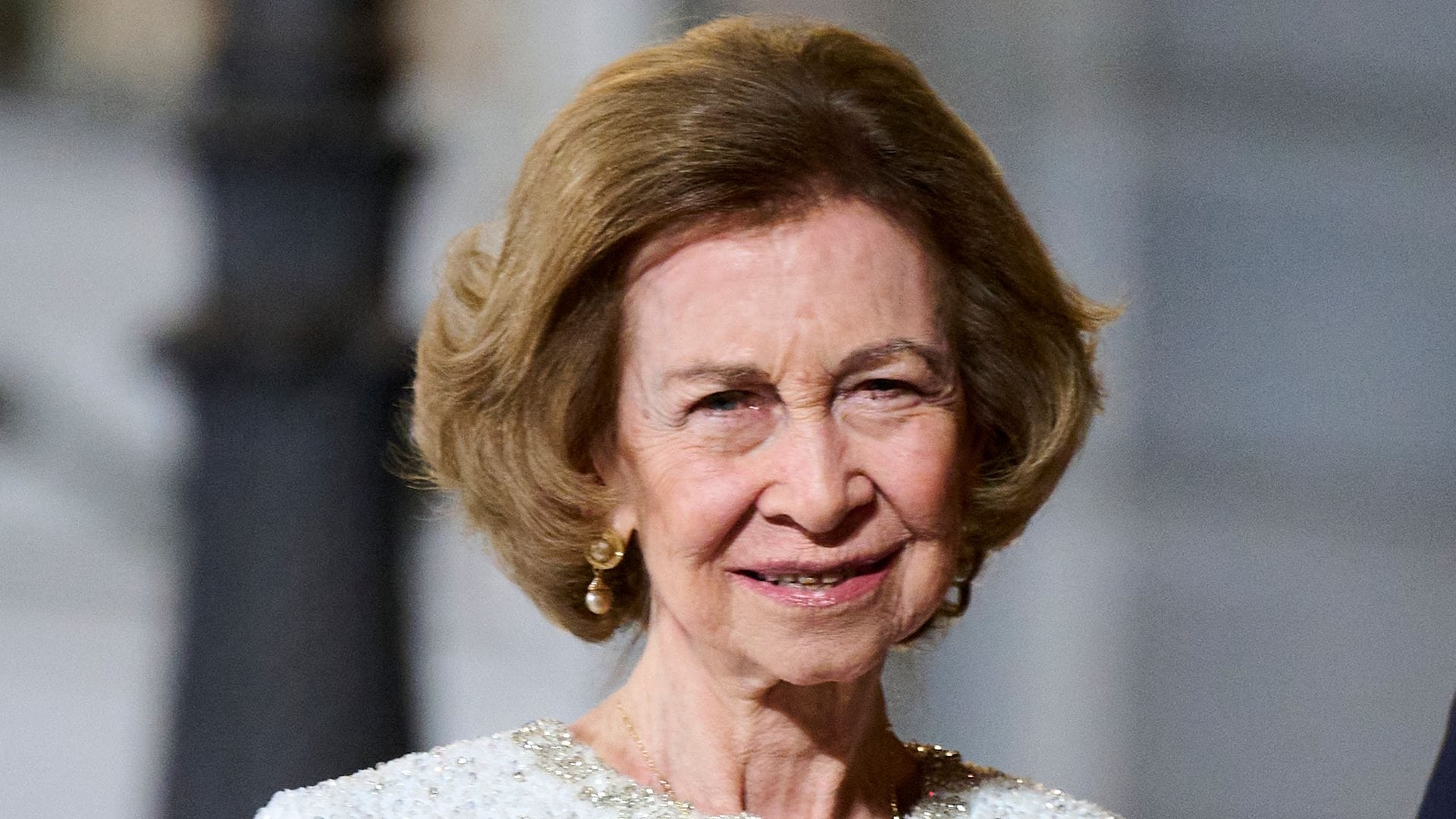 Plano medio de la Reina Sofía saliendo de los Premios Princesa de Asturias 2024