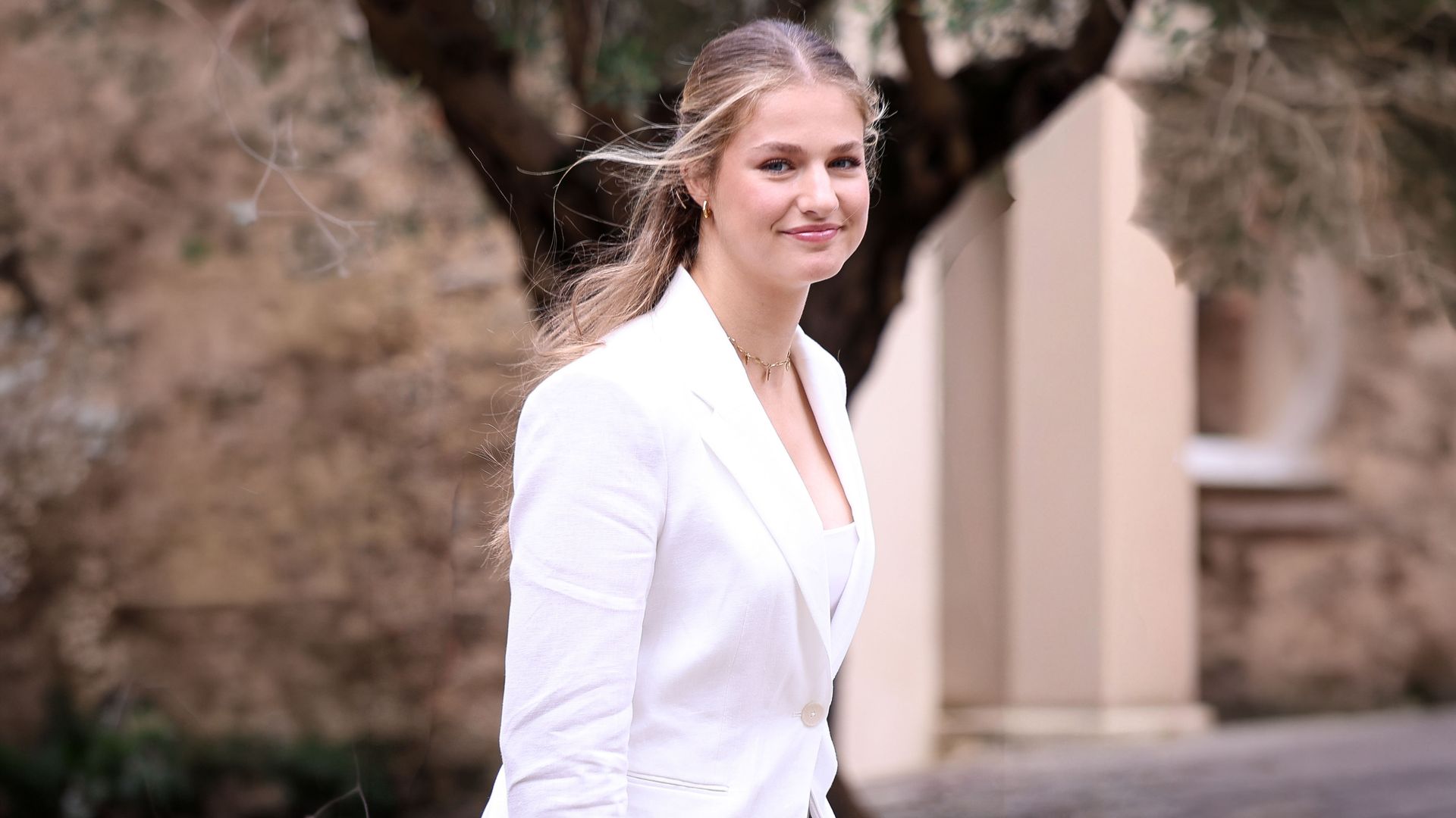 La princesa Leonor en Girona con traje blanco