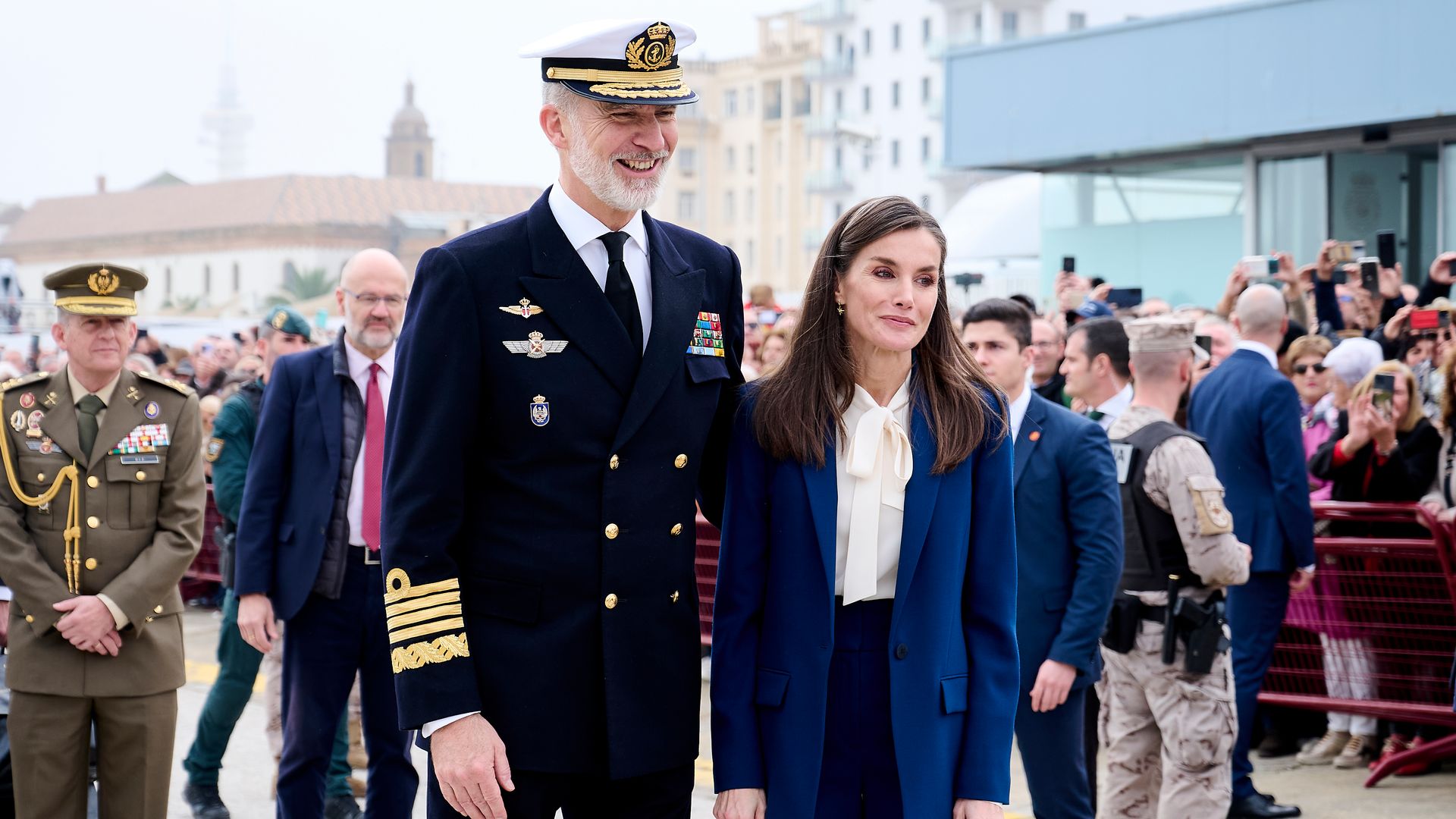 Las primeras palabras de los reyes Felipe y Letizia tras zarpar la princesa Leonor a bordo del Elcano