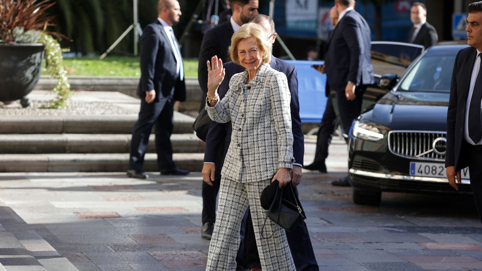 La reina Sofía a su llegada al Hotel de la Reconquista para asistir a los premios Princesa de Asturias