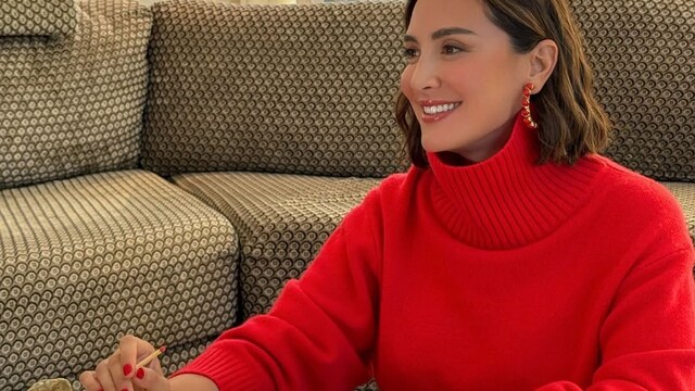 Tamara Falcón manicura roja navidad