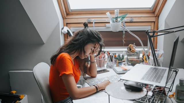 Estudiante agobiada