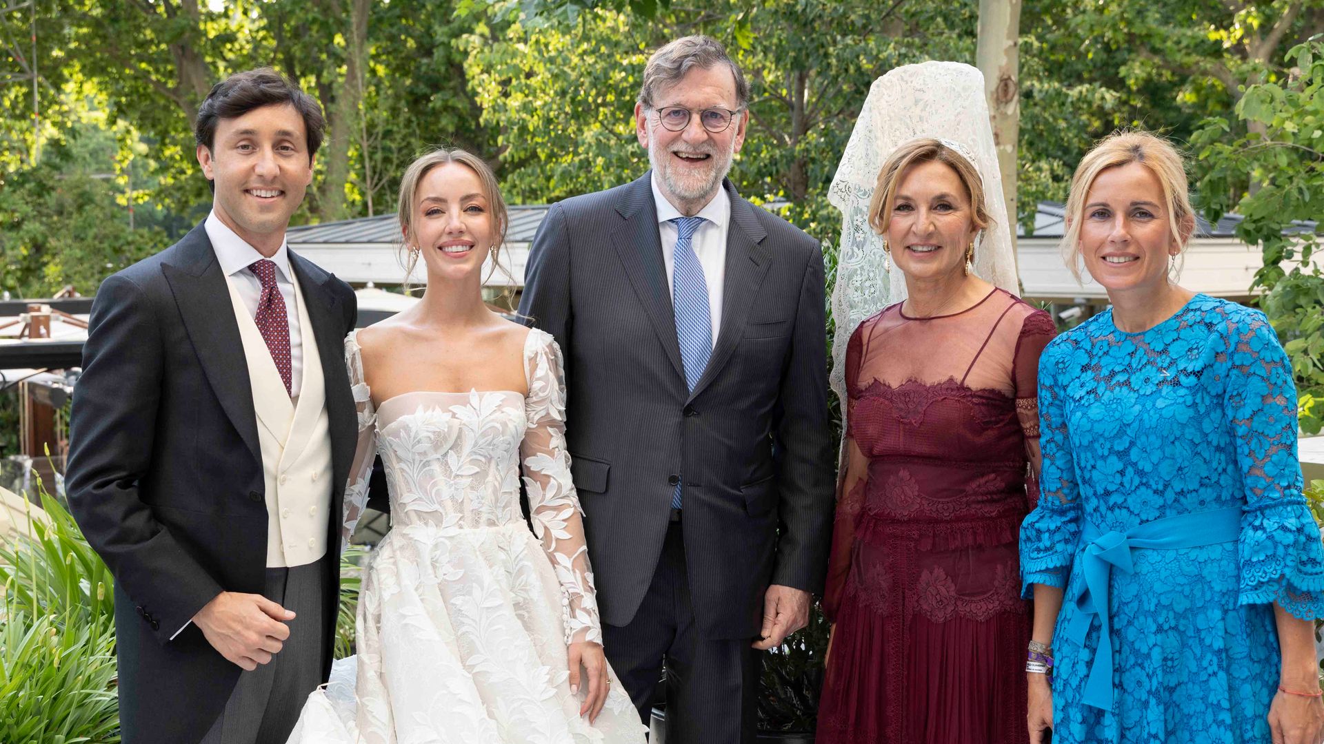 Los novios, junto con Mariano Rajoy, Elisabetta Bracco y Rocío García Alcántara, alcaldesa de Alcobendas