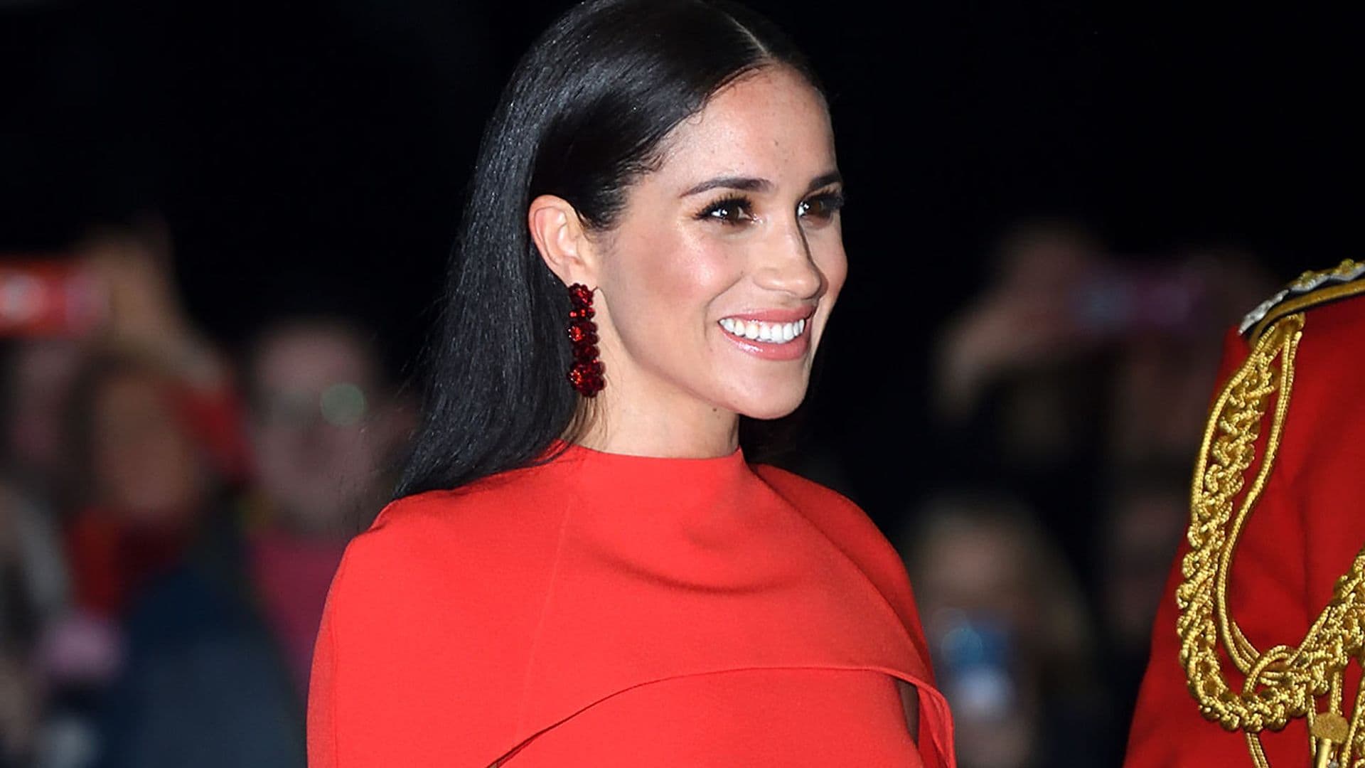 El vestido rojo de Meghan conquista Hollywood: ¿Qué conocida actriz también lo ha llevado?