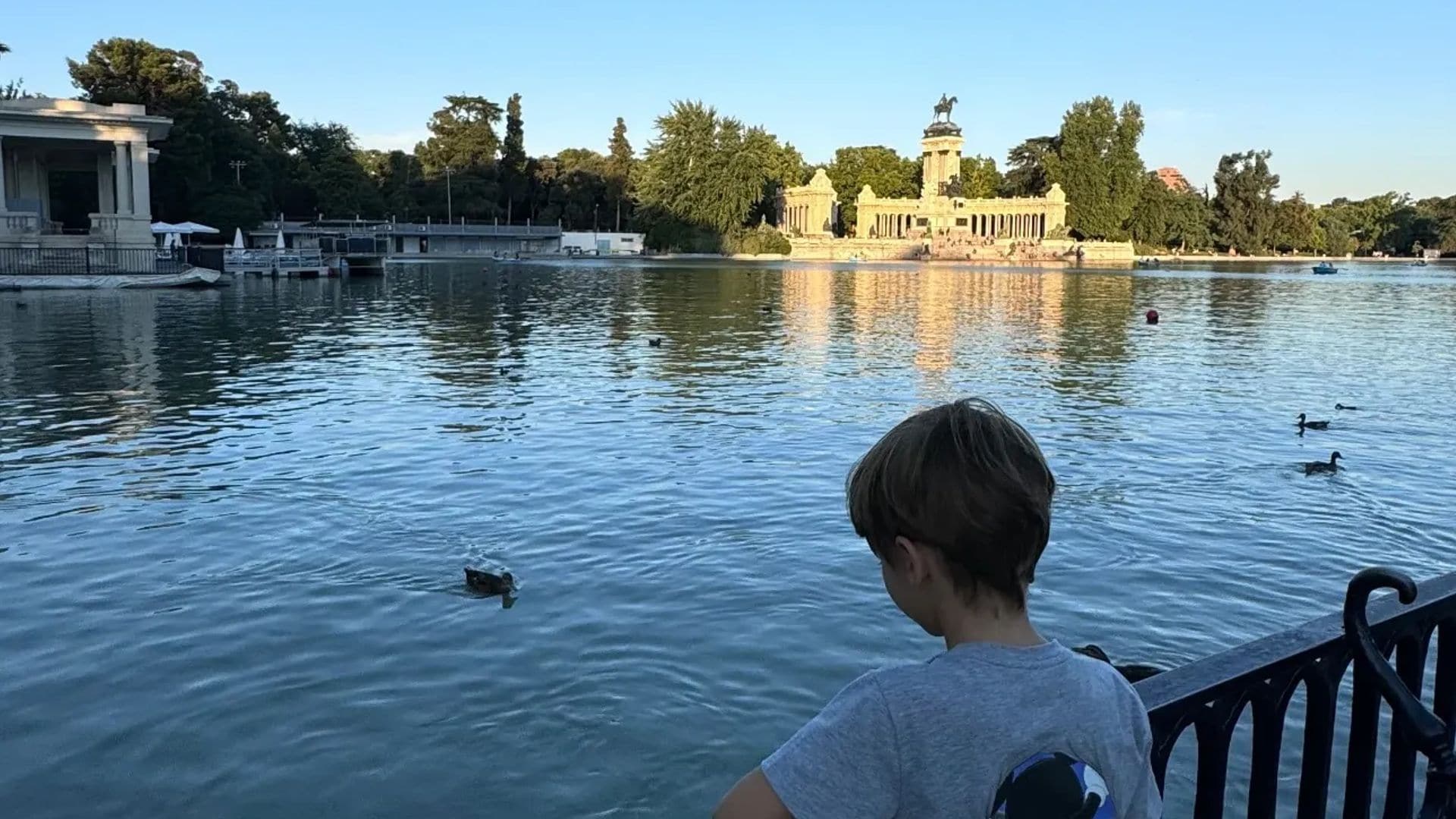 Los planes de Eva González con su hijo en Madrid: día de rodaje y paseo por El Retiro