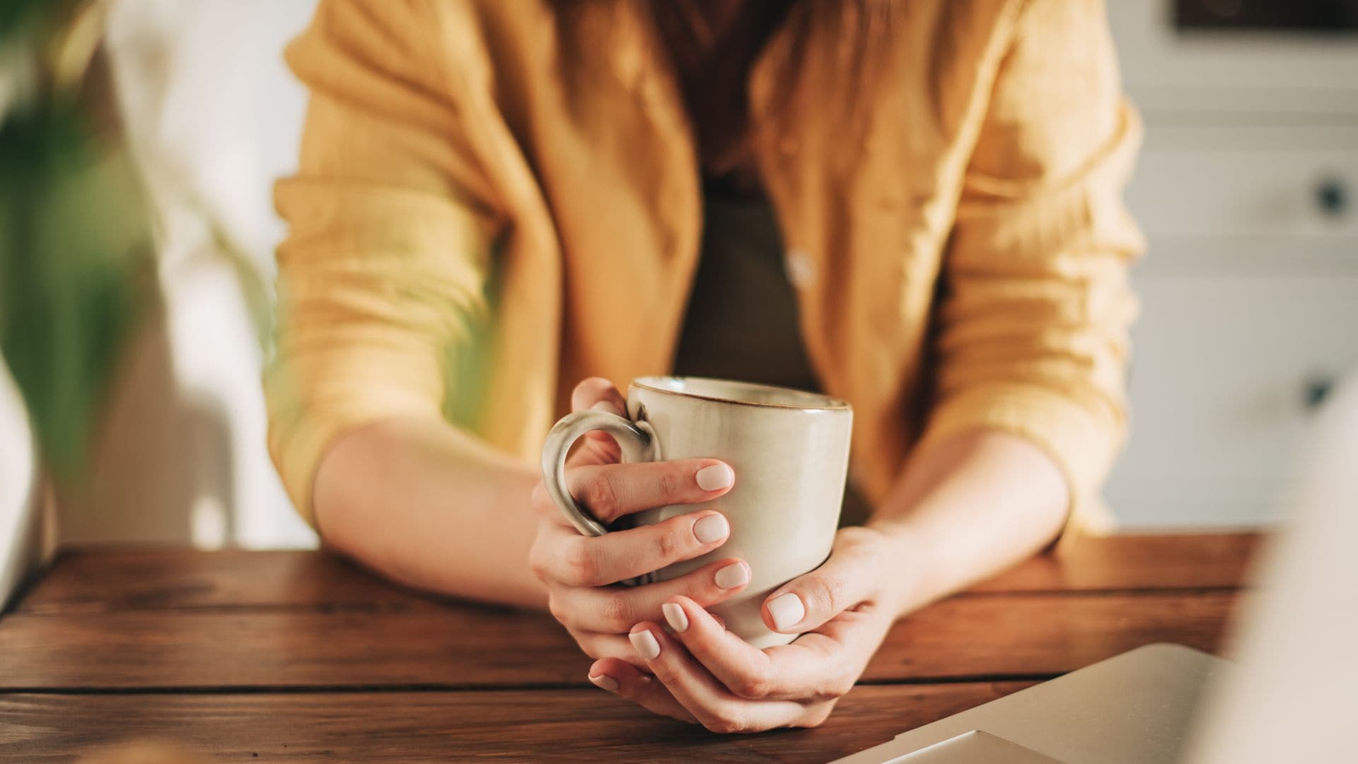 Falta de vitaminas, ansiedad... ¿Por qué siento un hormigueo en las manos?