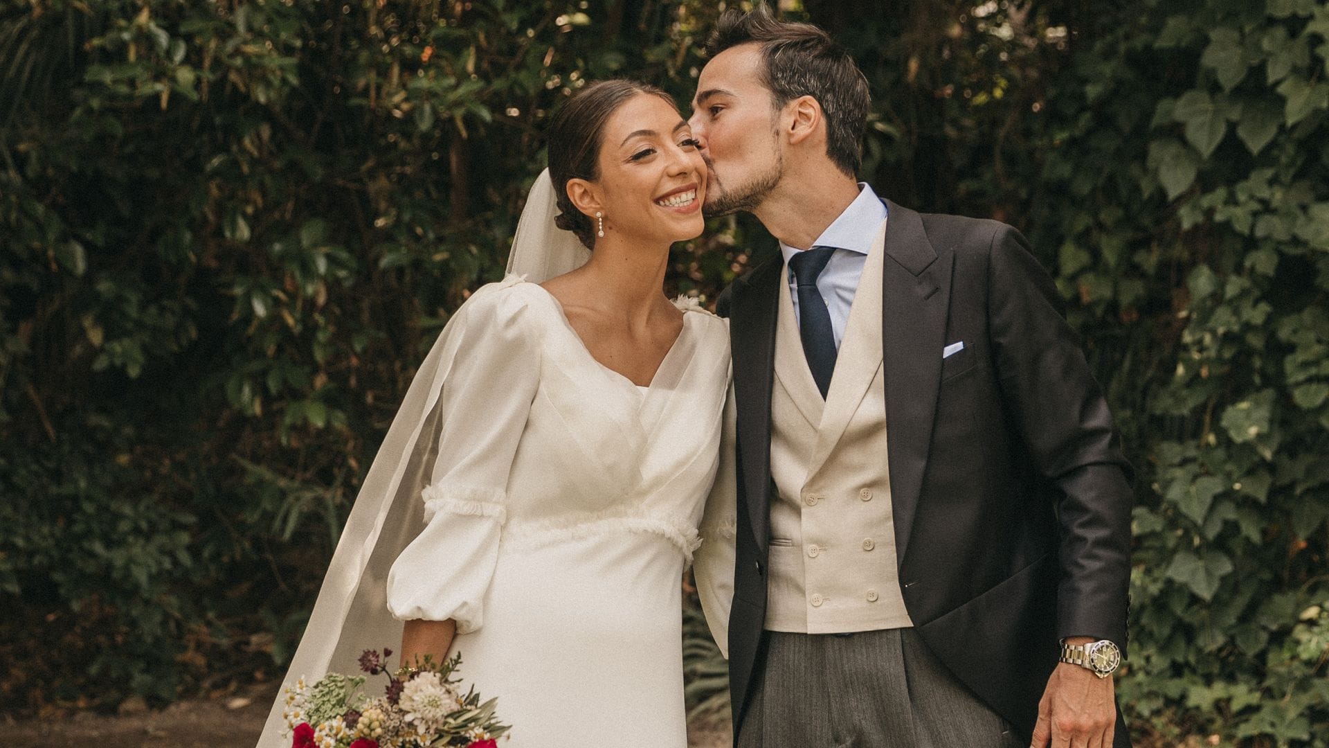 Un vestido de novia desmontable con mangas ablusadas para la boda de Laura en Jaén