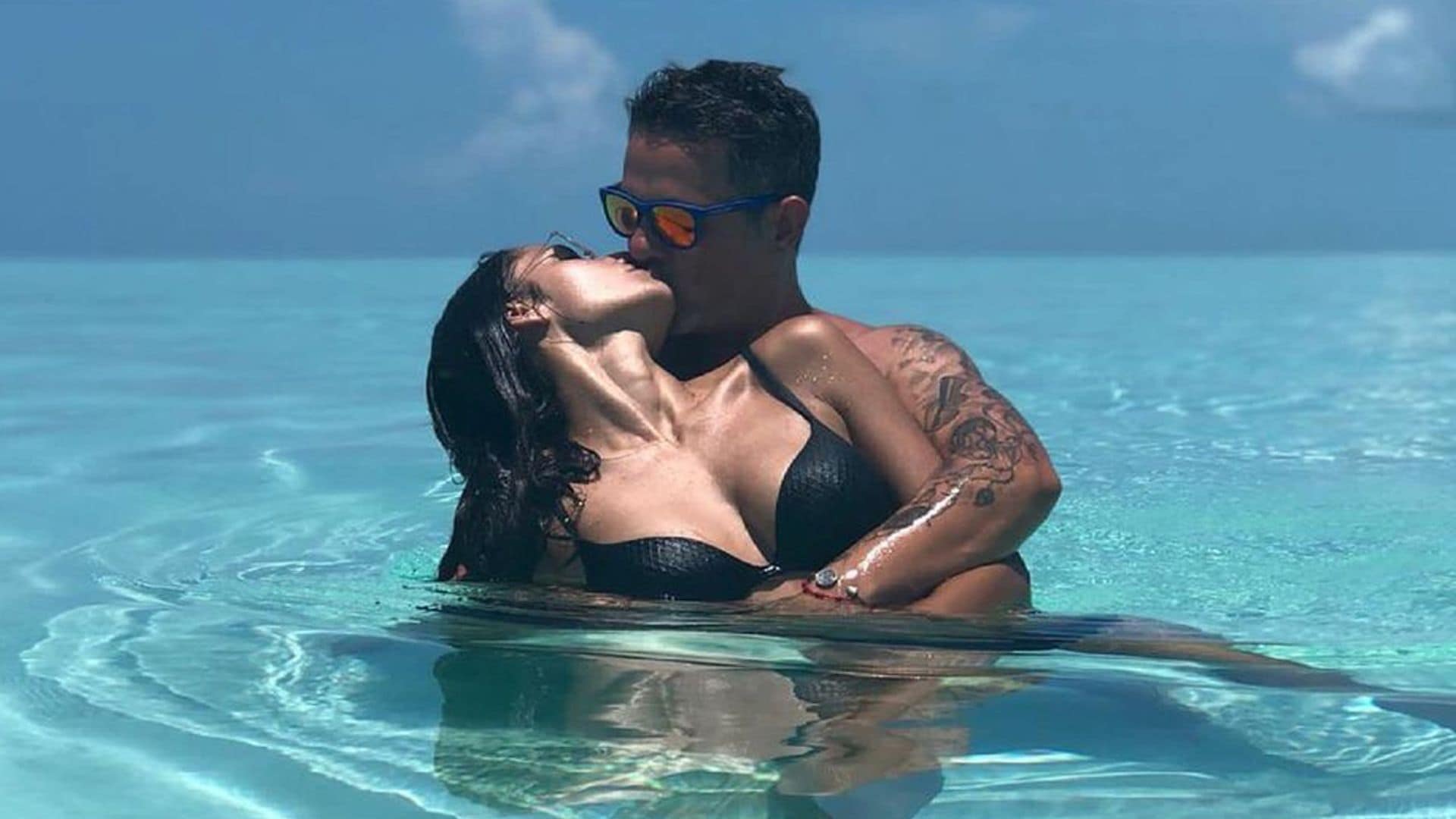 ¡Besos en el paraíso! Las imágenes más románticas de Alejandro Sanz y Rachel Valdés