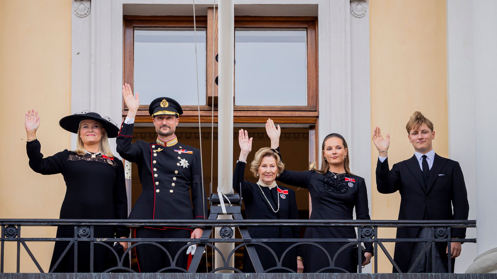 Los reyes Haakon y Mette-Marit con la reina Sonia y los príncipes Ingrid y Sverre