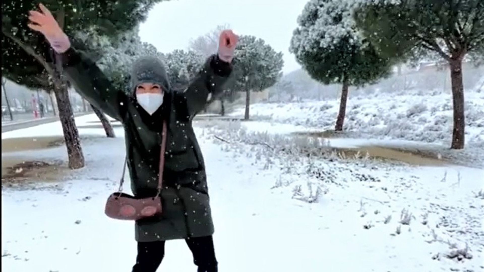 ¡Saltando y bailando como una niña sobre la nieve! Lydia Bosch celebra la vida tras su año más difícil