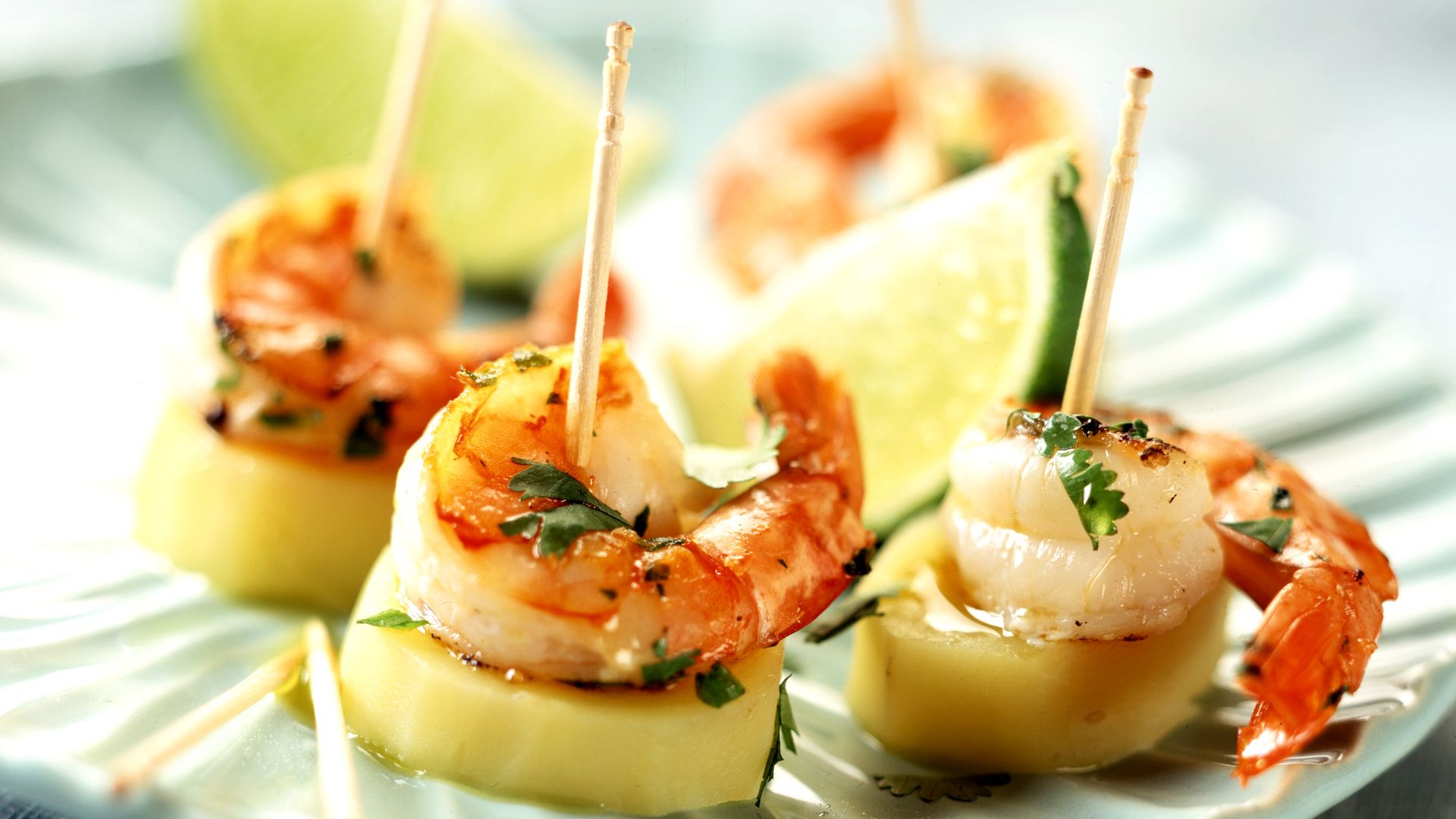 Canapé de patata cocida y gambas.