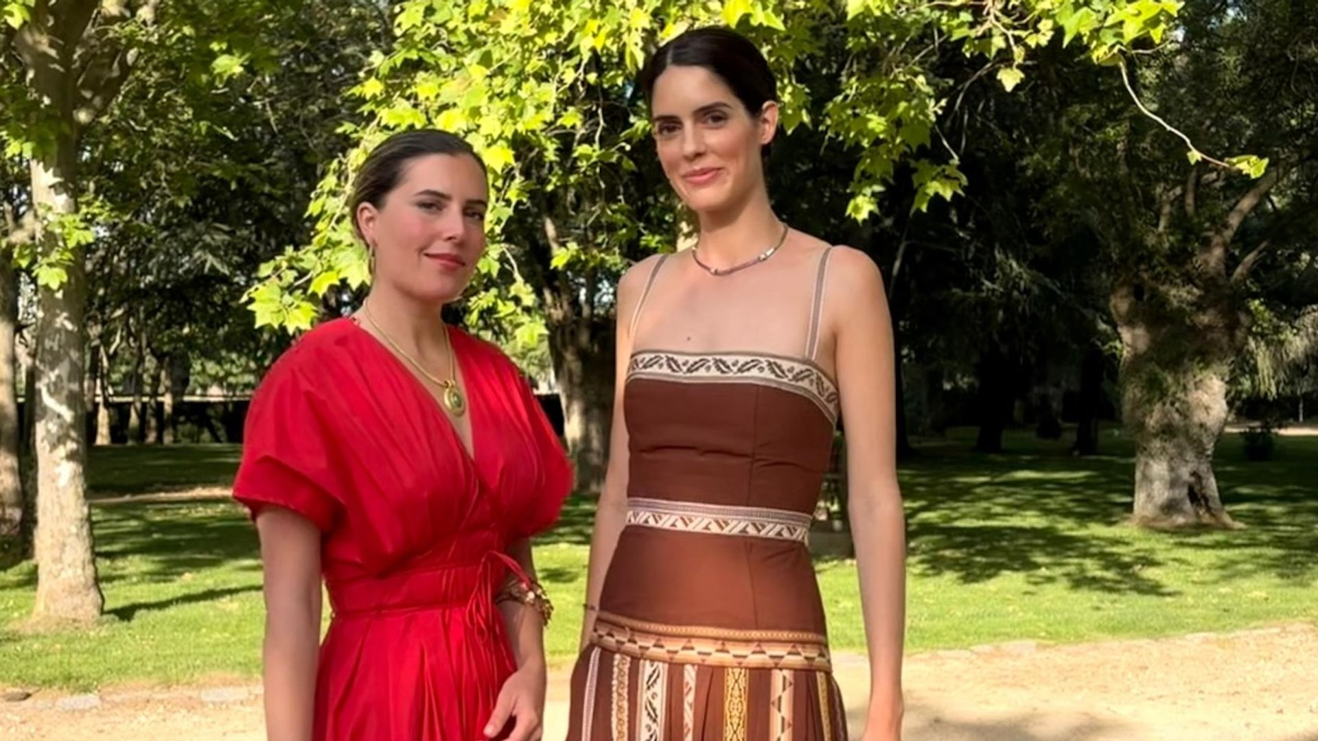Sofía Palazuelo, la invitada perfecta con un vestido marrón de Jan Taminiau