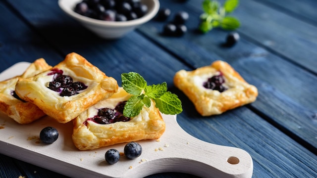 Postre de hojaldre con arándanos