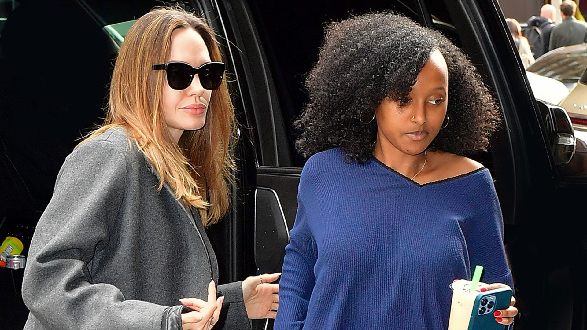 Angelina Jolie y sus hijas se cortan el pelo en apoyo a las mujeres de Irán