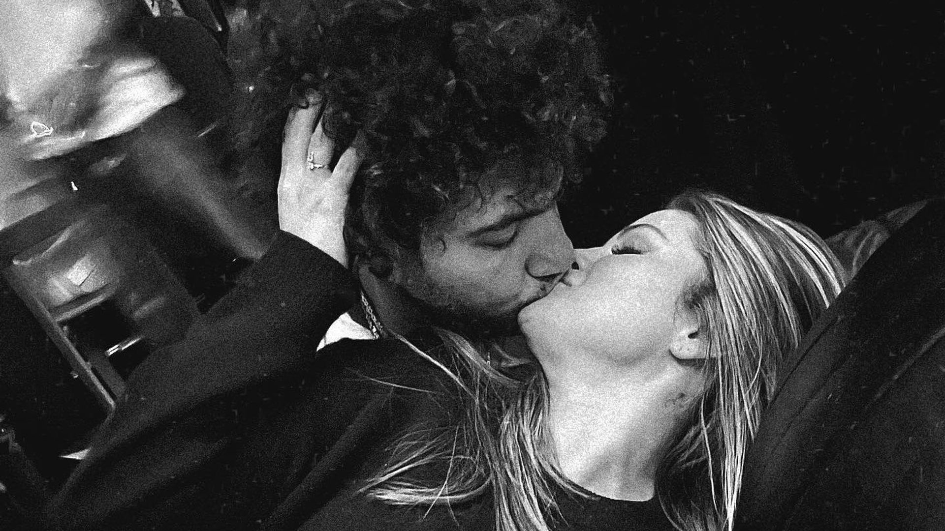 Con un apasionado beso, Selena Gomez grita a los cuatro vientos su amor por Benny Blanco