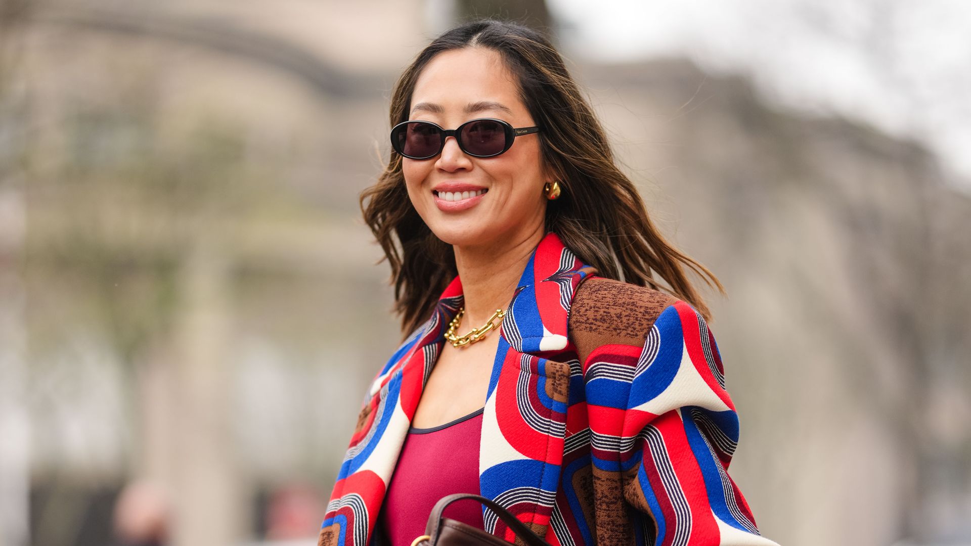 Vuelve la moda de los años 70: cómo llevar estampados, faldas largas y chaquetas especiales