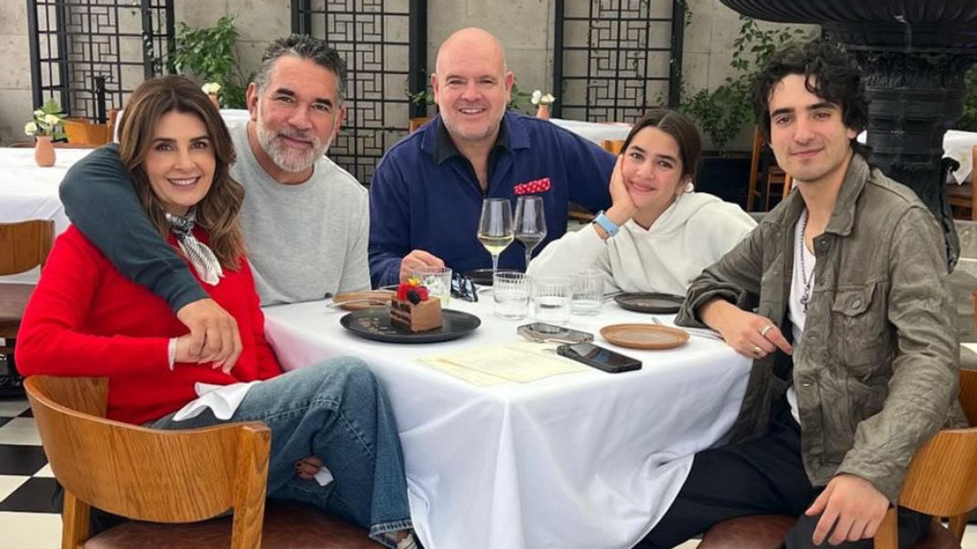 Mayrín Villanueva celebró su cumpleaños rodeada de sus seres queridos.