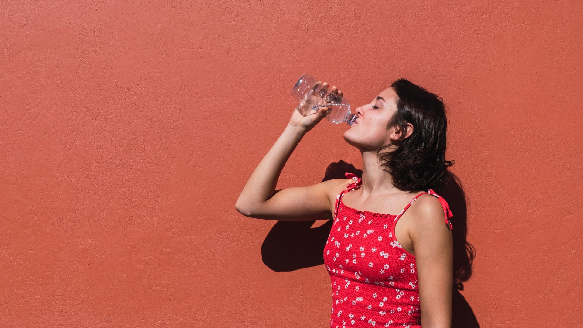 mujer joven bebiendo agua