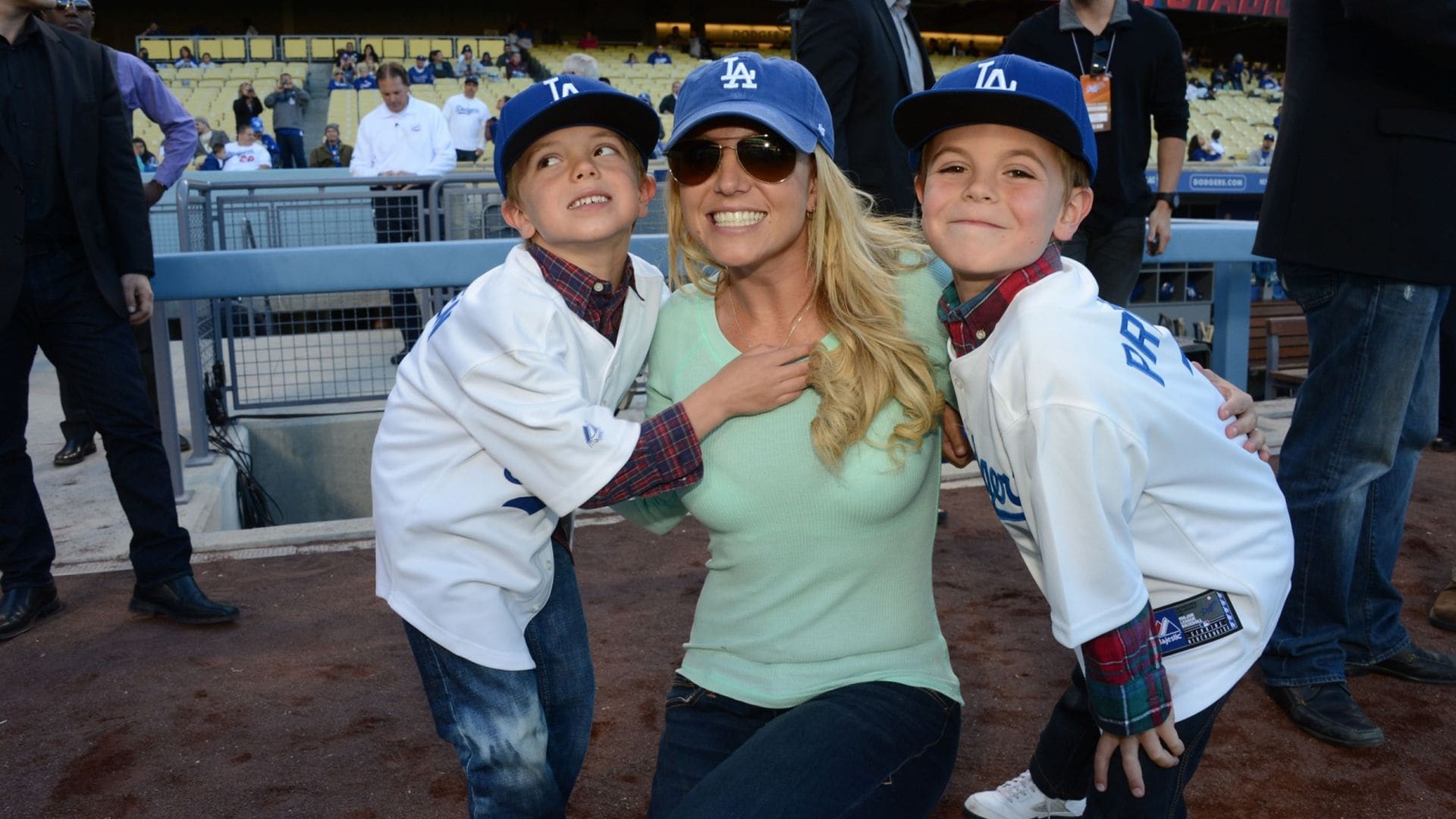 Britney con sus hijos Jayden y Sean en un partido en el Dodger Stadium
