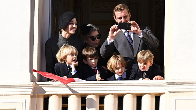 Carolina de Mónaco con Beatrice Borromeo, Pierre Casiraghi y sus nietos en el balcón