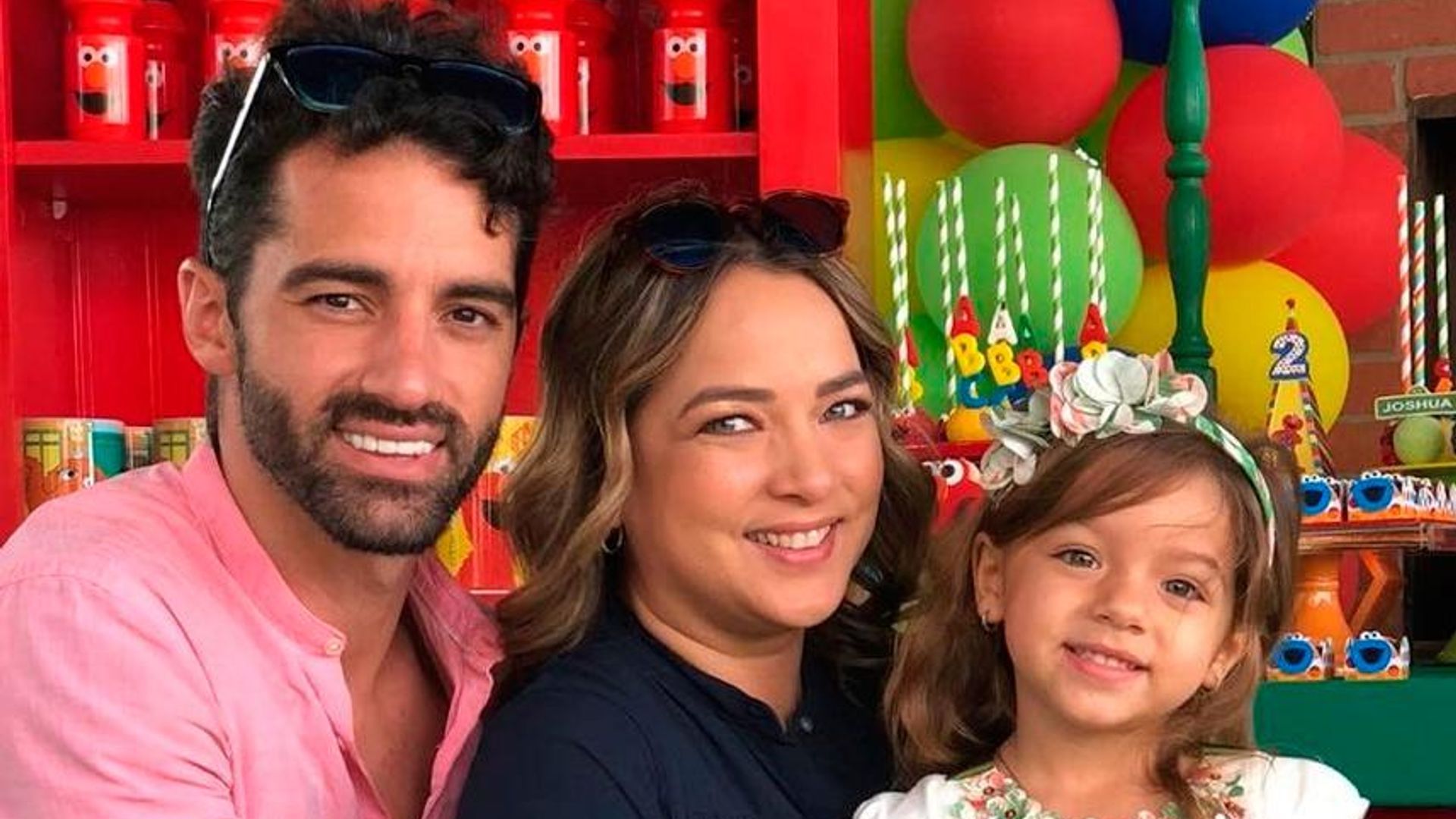 Adamari López y Toni Costa, los padres más orgullosos en el festival escolar de Alaïa