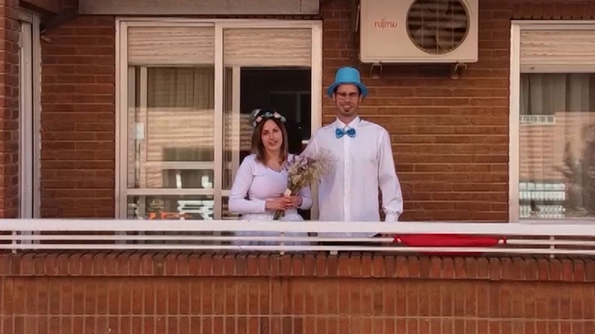 '¡Sí, quiero!', la sorprendente boda de una pareja en el balcón