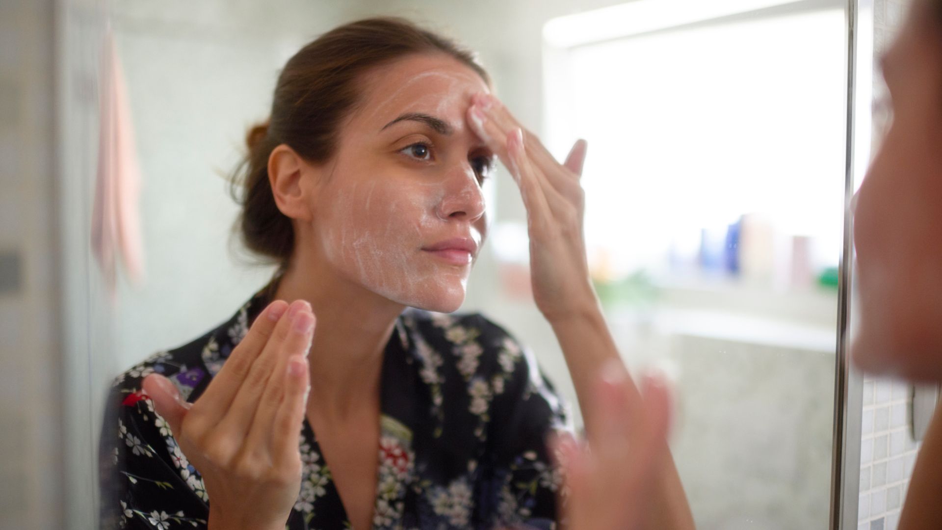 Mujer rutina de limpieza skincare