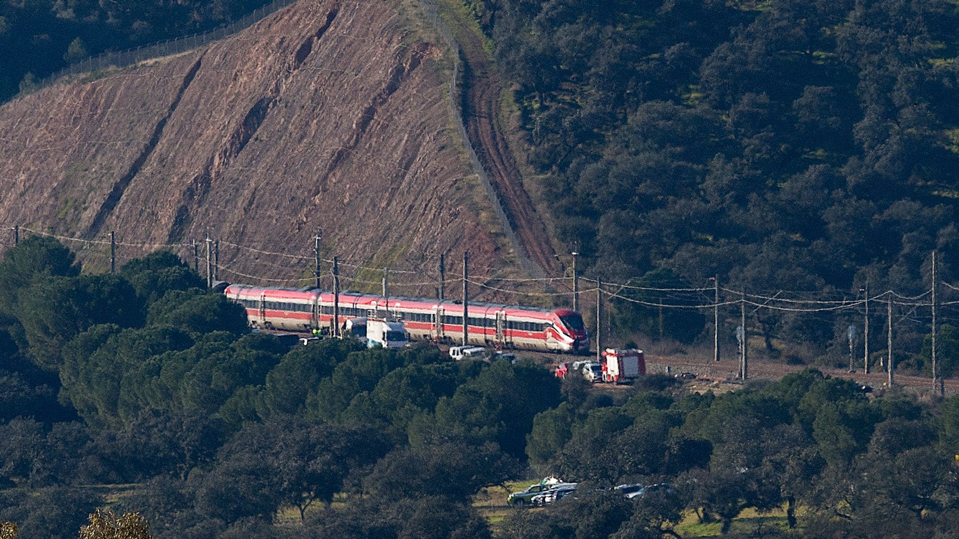 Vista del lugar del accidente ferroviario en Adamuz (Córdoba), donde permanecen los trenes siniestrados tras el descarrilamiento y el choqueThe crash happened on Sunday evening when a train operated by rail company Iryo travelling from Malaga to Madrid derailed near Adamuz, crossing onto the other track where it crashed into an oncoming train, which also derailed. (Photo by Jorge GUERRERO / AFP via Getty Images)
