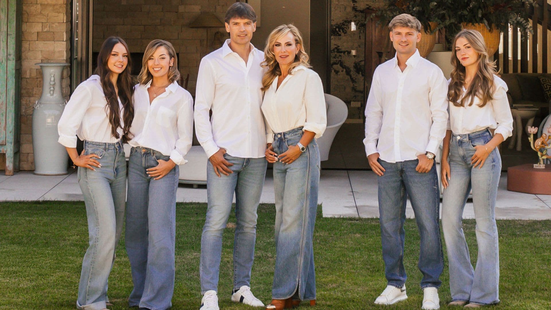Fernando Morientes con su familia en su casa