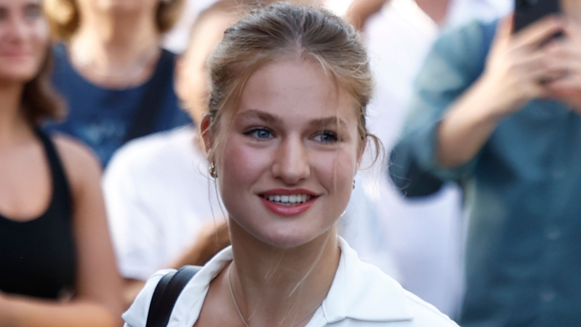 La Princesa estrena un top de Zara y un bolso español para iniciar una etapa: "Nos hemos enterado al ver las noticias. Ha sido un shock absoluto"