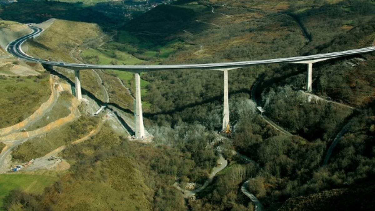 Así es el puente más alto de España que parece flotar entre las nubes: 198 metros de altura y 24.000 toneladas de acero