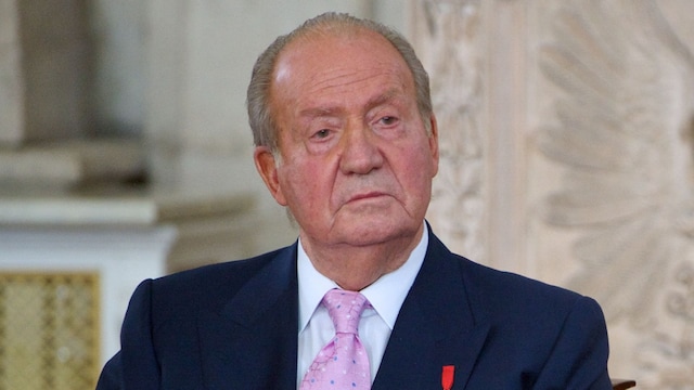 El rey Juan Carlos muy serio