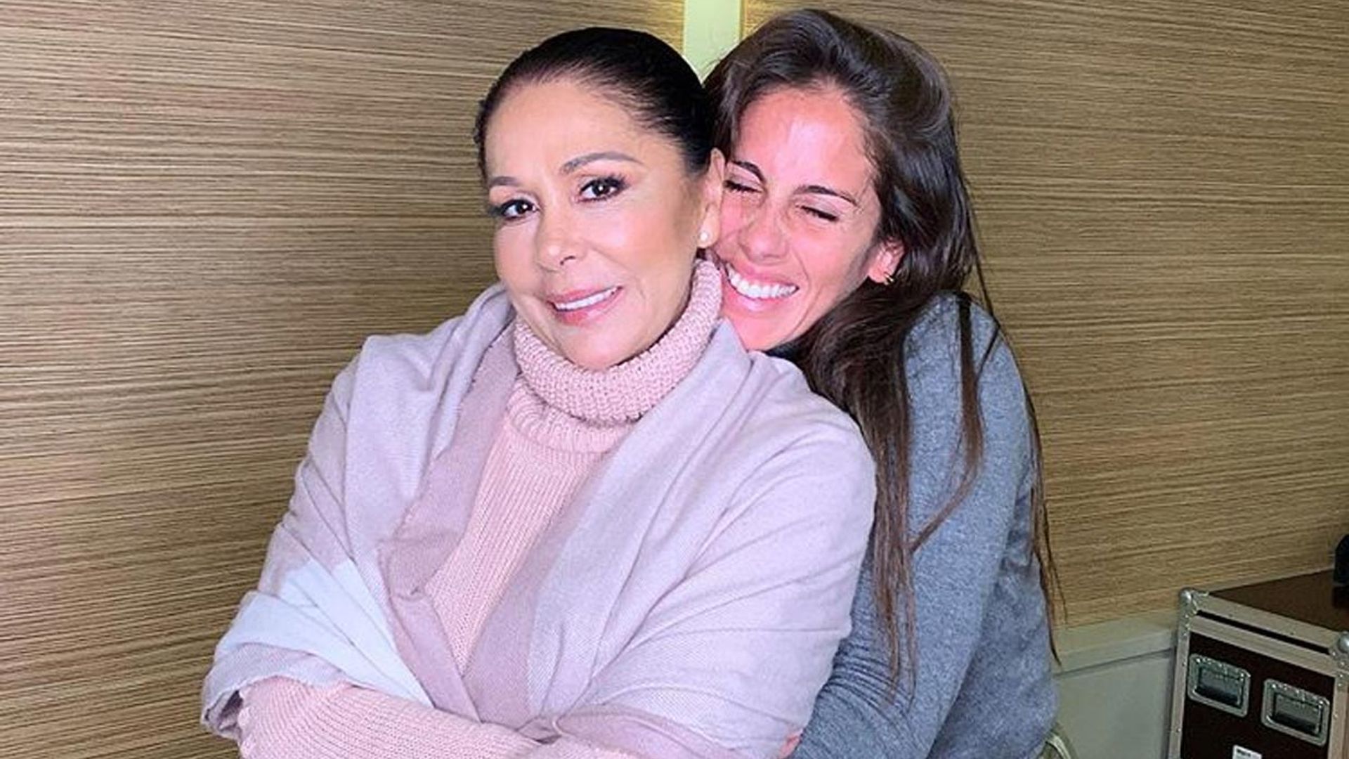 Isabel Pantoja se quiebra por la emoción en una llamada en directo a su sobrina Anabel