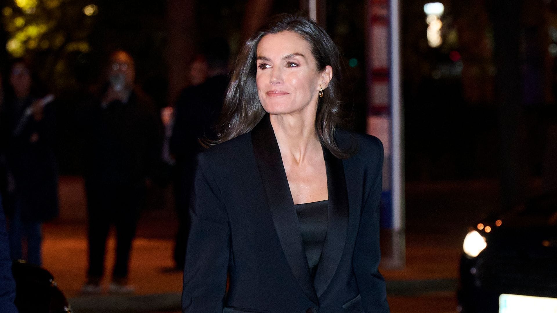 La reina Letizia nos recuerda el poder de un traje femenino