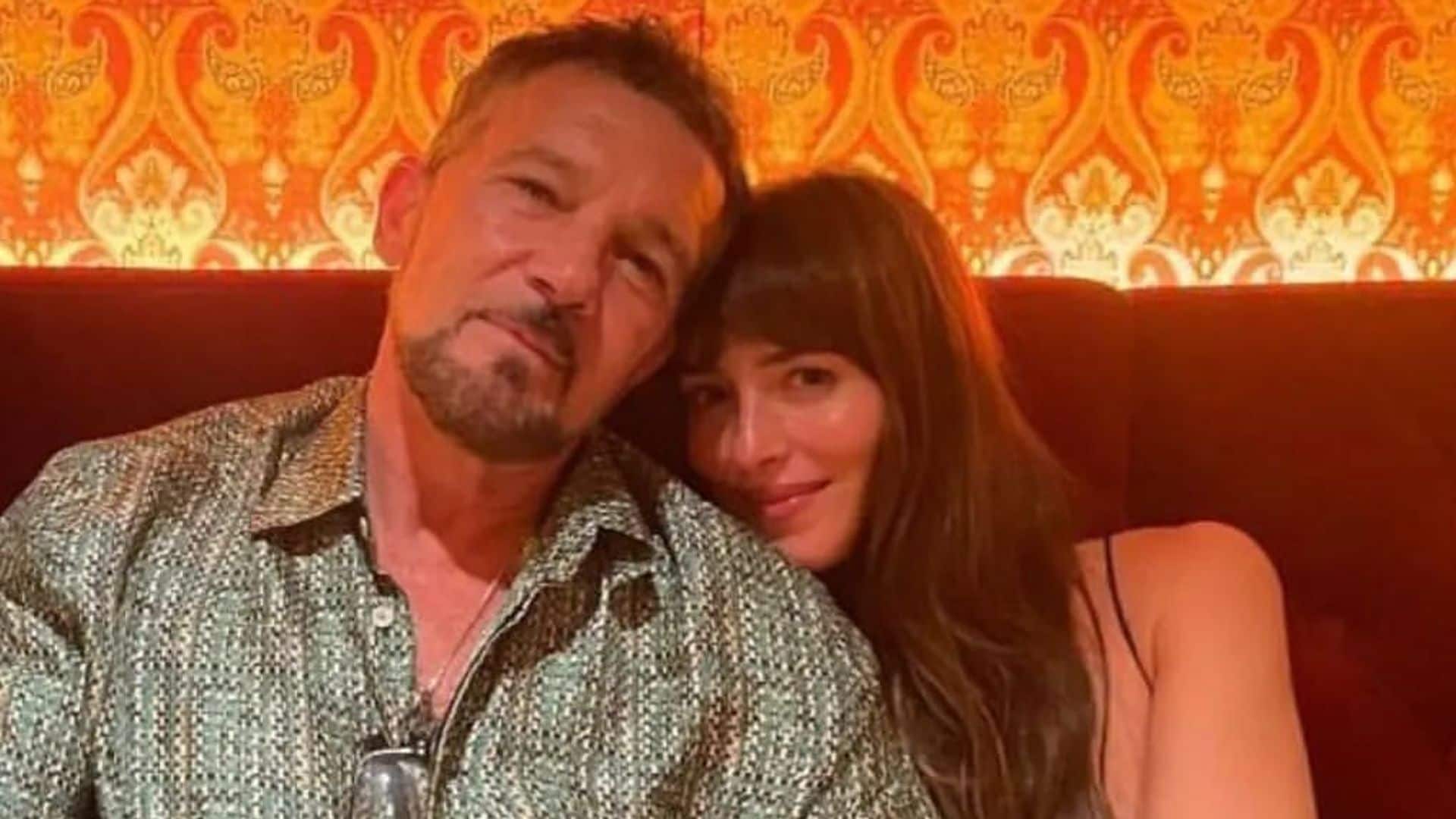 La felicidad de Antonio Banderas al abrazar de nuevo a 'su hija' Dakota Johnson en Málaga