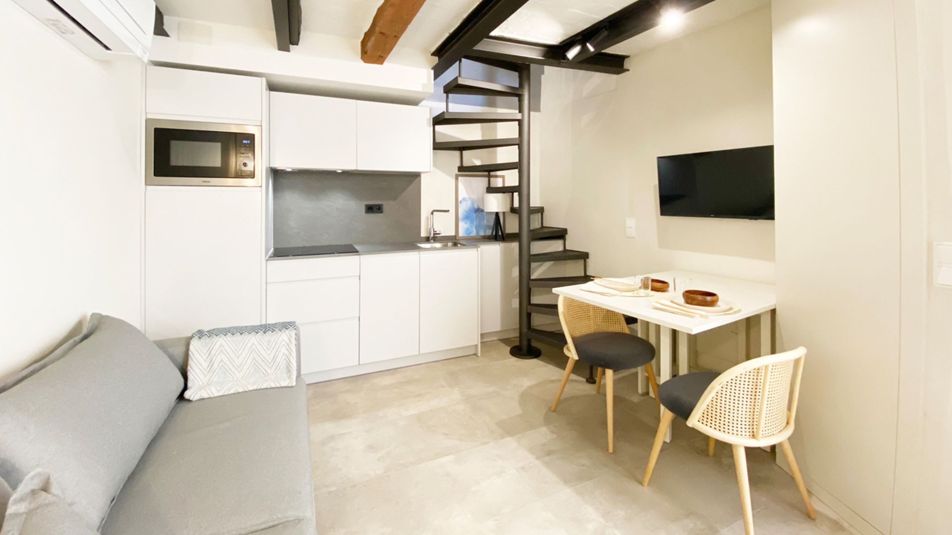 La reforma de una casa en Sitges de estilo industrial y mediterráneo de apenas 28 metros²