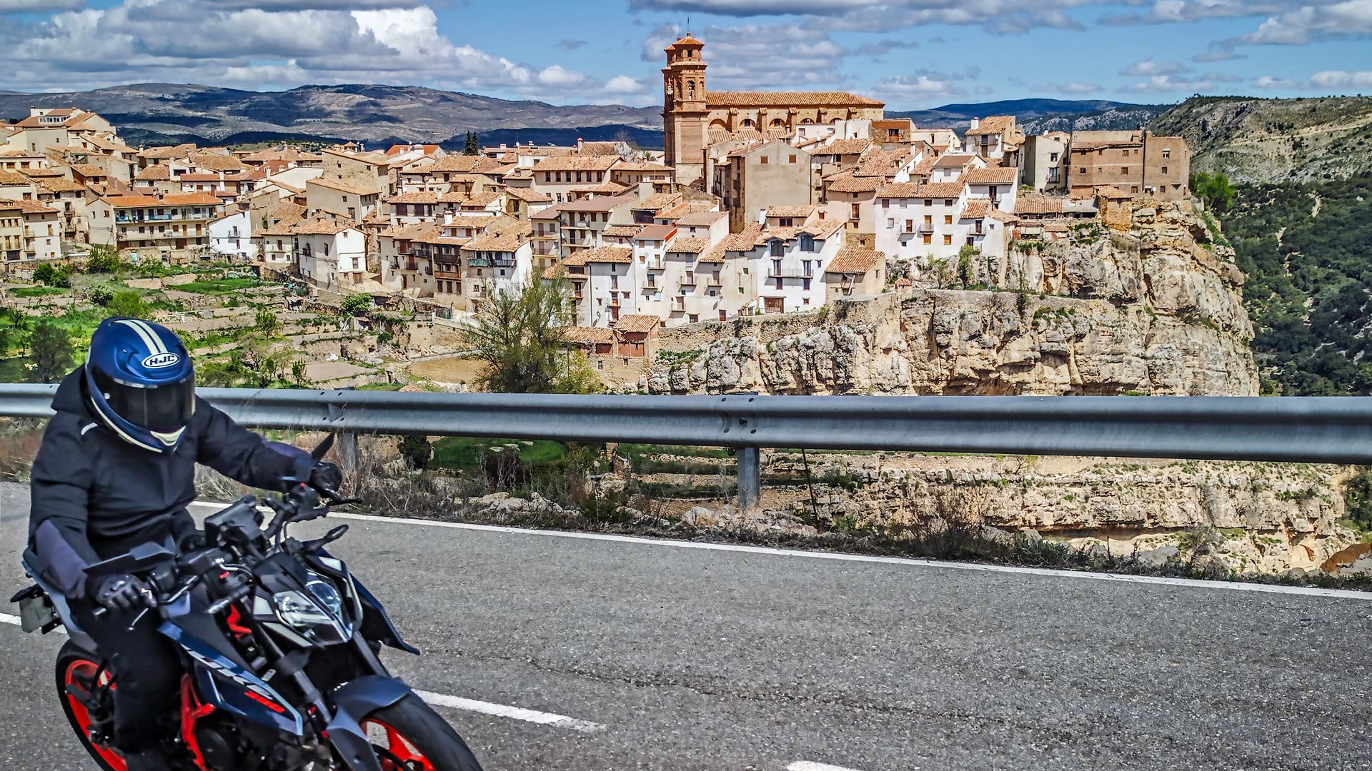 La mejor ruta en moto de España atraviesa dos de los pueblos más bonitos del Maestrazgo: una villa amurallada y otra que fascinó a Pío Baroja