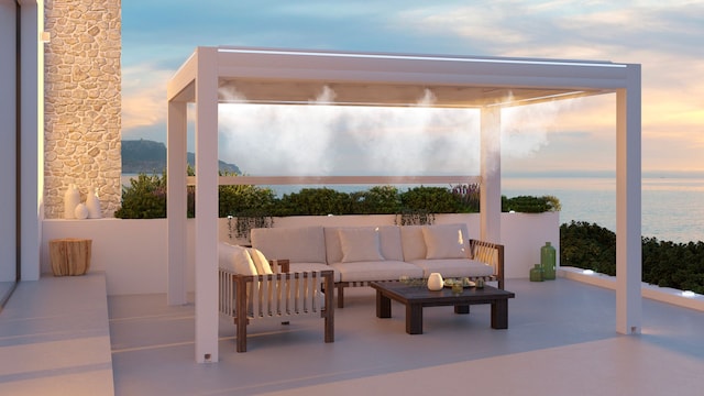 Terraza con vistas al mar en blanco, con diseño mediterráneo y una pérgola también en blanco con nebulizador de agua.