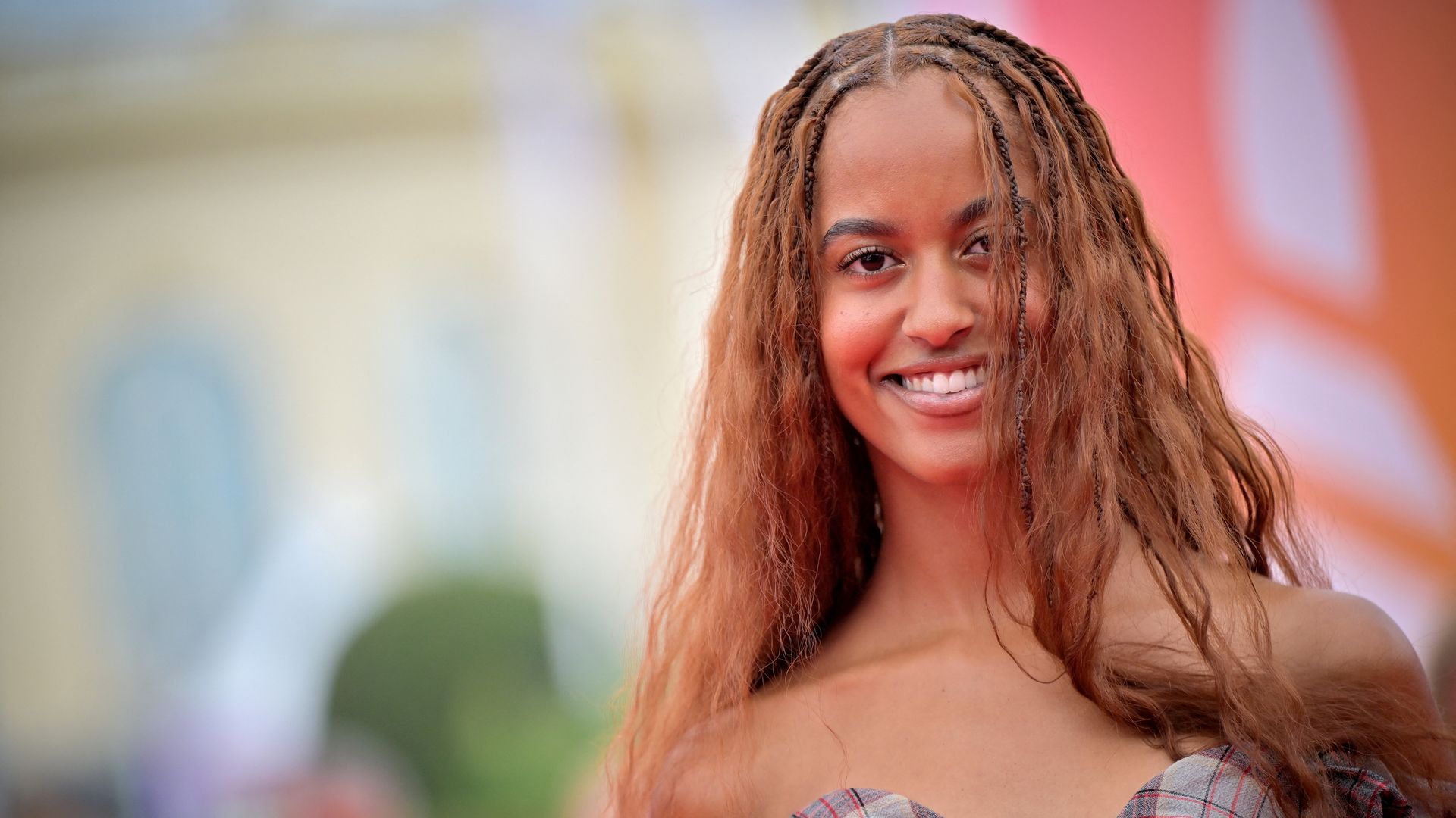 Malia Obama esconde su figura con un abrigo extragrande tras un almuerzo